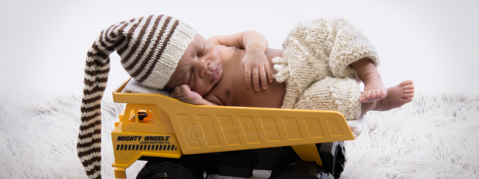 20150725_ND40122_newborn-in-dumper-truck_w1600