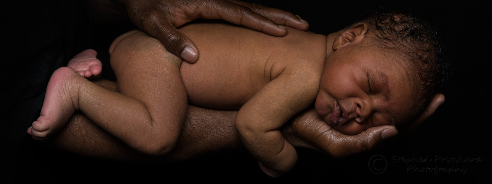 20150725_ND40267_newborn-sleeping-on-dads-arm