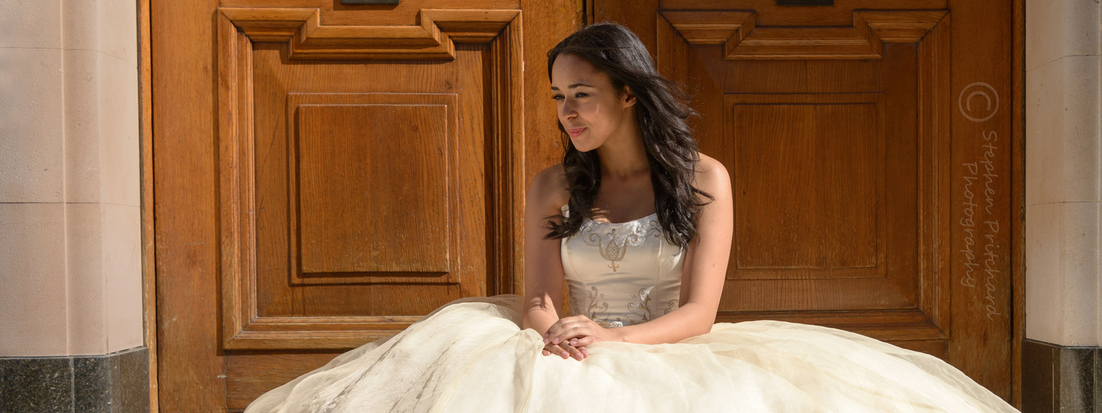 3RD_NS_DSC_0021_bride-on-steps_w1600